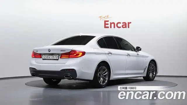 BMW 5 Series 2018 — Şəkil 23/32