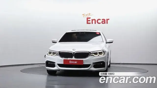 BMW 5 Series 2018 — Şəkil 8/32