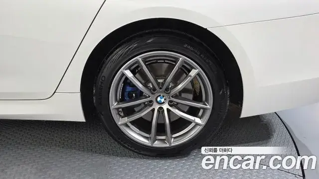 BMW 5 Series 2018 — Şəkil 27/32