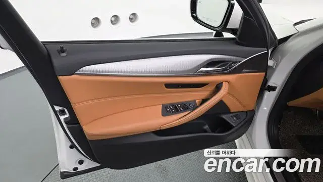 BMW 5 Series 2018 — Şəkil 24/32