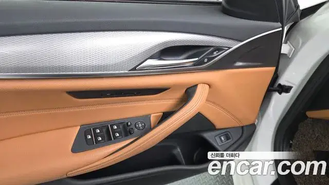 BMW 5 Series 2018 — Şəkil 32/32