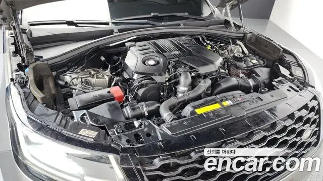Land Rover Range Rover Velar 2018 — ფოტო 30/36
