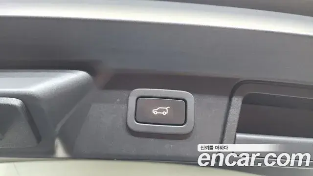 Land Rover Range Rover Velar 2018 — ფოტო 24/36