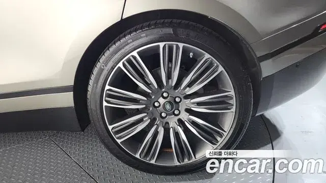 Land Rover Range Rover Velar 2018 — ფოტო 34/36