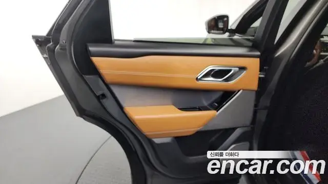 Land Rover Range Rover Velar 2018 — ფოტო 35/36