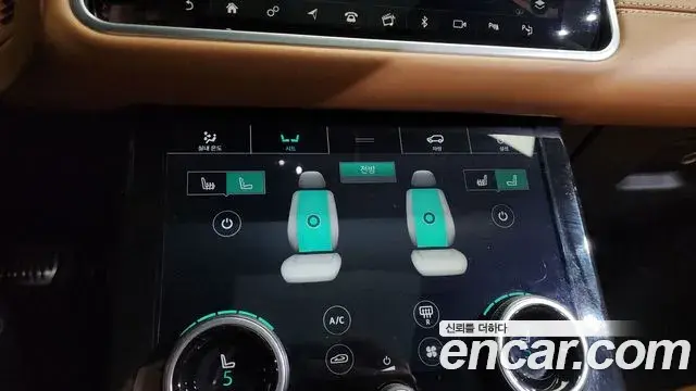 Land Rover Range Rover Velar 2018 — ფოტო 15/36