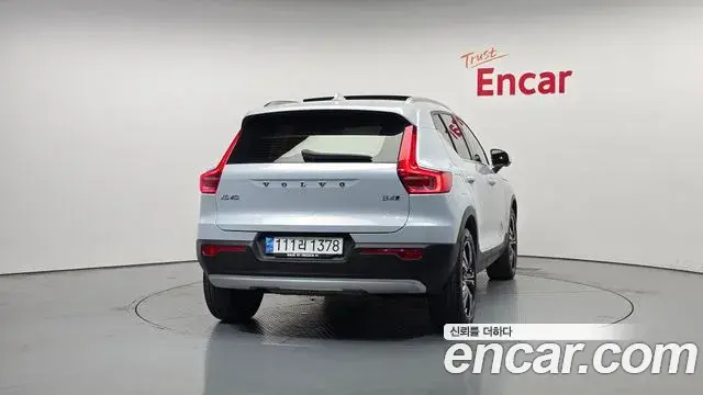 Volvo XC40 2020 — ფოტო 13/20