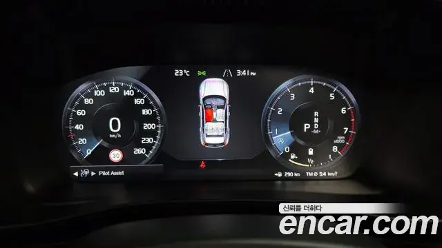 Volvo XC40 2020 — ფოტო 7/20