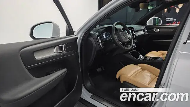 Volvo XC40 2020 — ფოტო 18/20