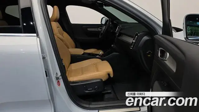 Volvo XC40 2020 — ფოტო 16/20