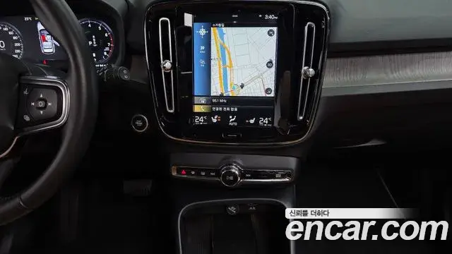 Volvo XC40 2020 — ფოტო 17/20