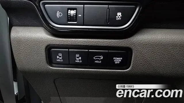 Kia Carnival 2024 — Şəkil 28/32