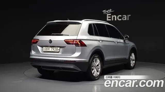 Volkswagen Tiguan 2018 — ფოტო 8/20