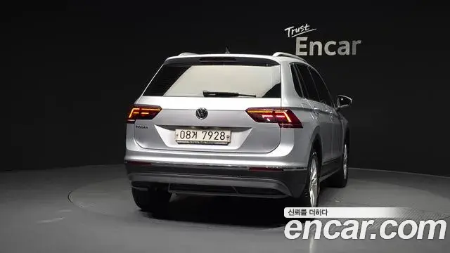Volkswagen Tiguan 2018 — ფოტო 5/20