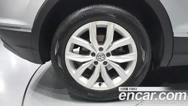 Volkswagen Tiguan 2018 — ფოტო 9/20