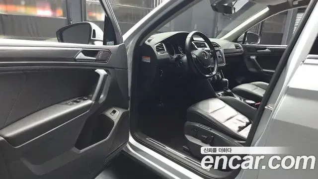 Volkswagen Tiguan 2018 — ფოტო 17/20