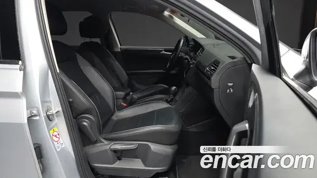 Volkswagen Tiguan 2018 — ფოტო 18/20
