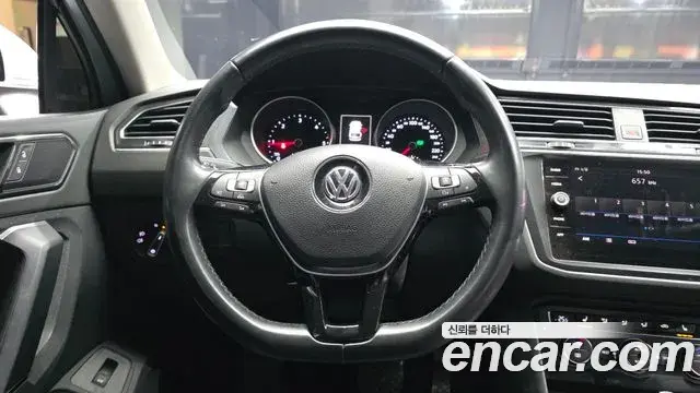 Volkswagen Tiguan 2018 — ფოტო 13/20