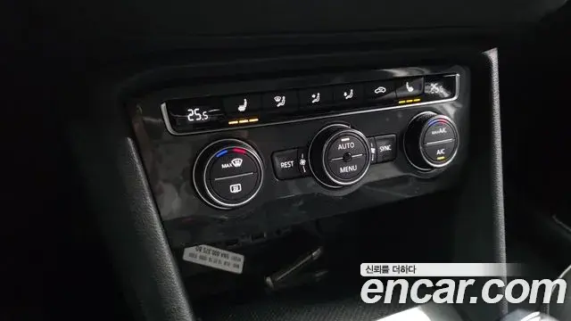 Volkswagen Tiguan 2018 — ფოტო 15/20
