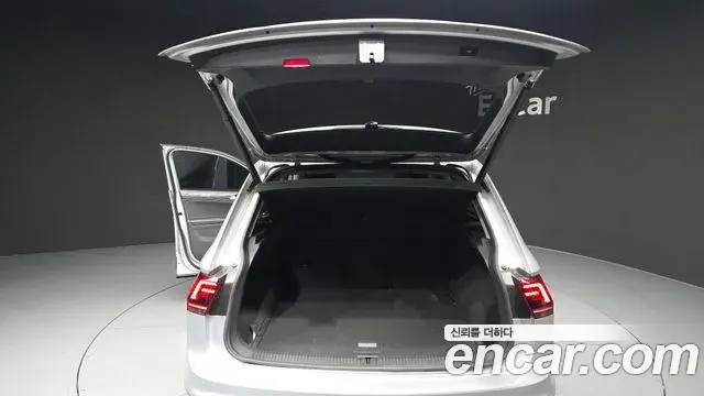 Volkswagen Tiguan 2018 — ფოტო 16/20