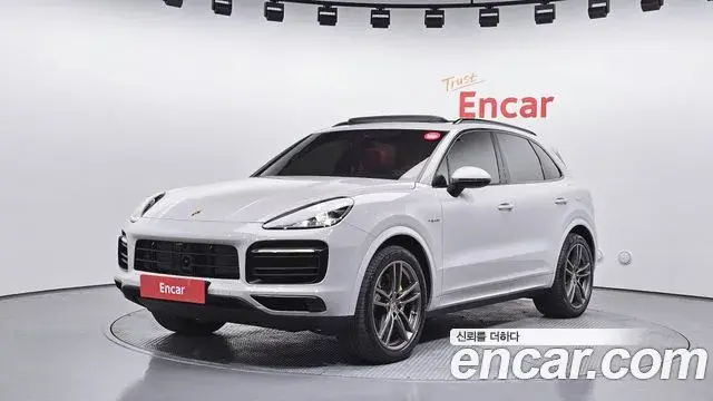 Porsche Cayenne 2023 — Фото 1/20