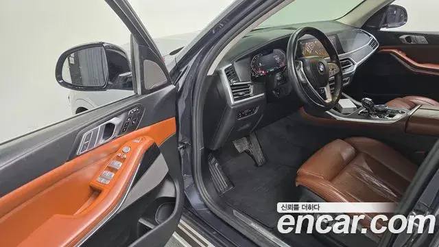 BMW X7 2021 — ფოტო 16/20