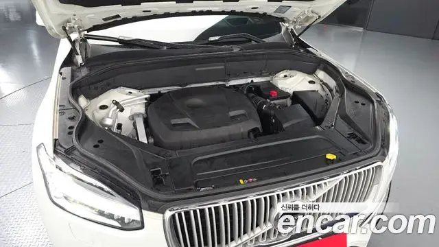 Volvo XC90 2018 — ფოტო 15/20