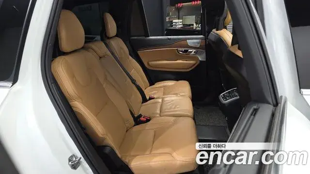 Volvo XC90 2018 — ფოტო 16/20