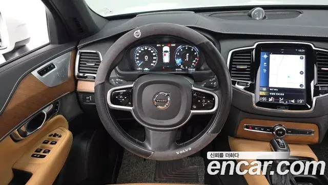 Volvo XC90 2018 — ფოტო 18/20