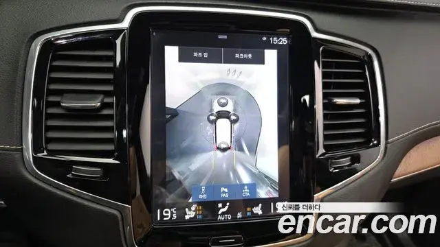 Volvo XC90 2018 — ფოტო 13/20