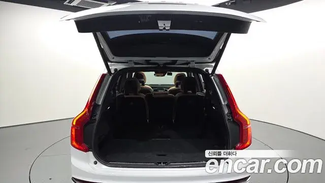 Volvo XC90 2018 — ფოტო 17/20