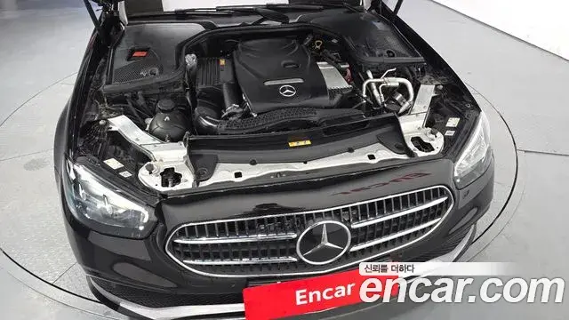 Mercedes-Benz E-Class 2021 — ფოტო 18/20