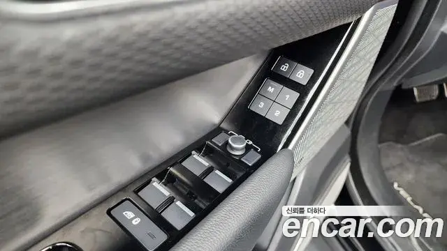 Land Rover Range Rover Velar 2021 — ფოტო 17/39