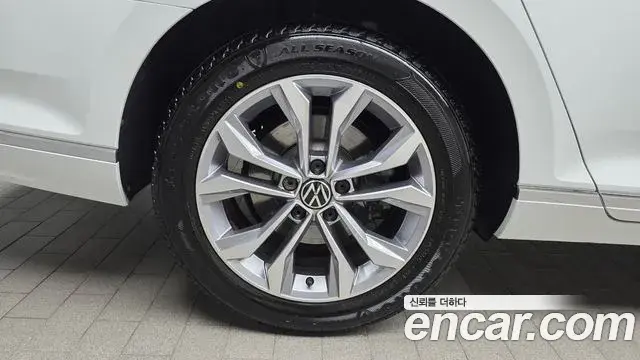 Volkswagen Passat GT 2022 — Photo 26/31