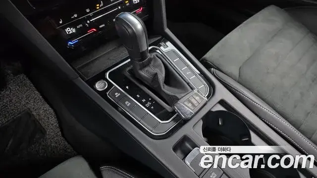 Volkswagen Passat GT 2022 — Photo 18/31