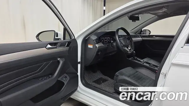 Volkswagen Passat GT 2022 — Photo 17/31