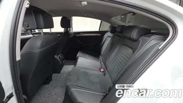 Volkswagen Passat GT 2022 — Photo 8/31