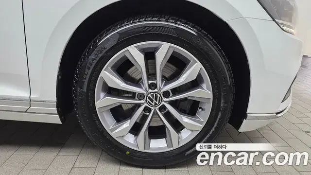 Volkswagen Passat GT 2022 — Photo 30/31