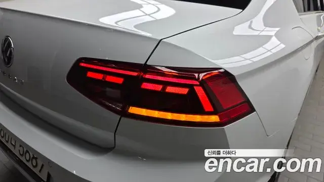 Volkswagen Passat GT 2022 — Photo 10/31