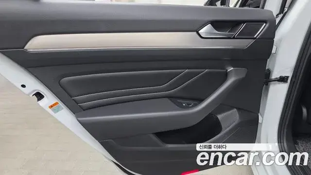 Volkswagen Passat GT 2022 — Photo 7/31