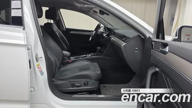Volkswagen Passat GT 2022 — Photo 24/31