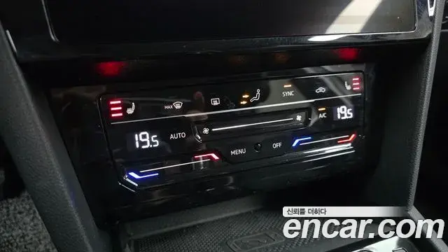 Volkswagen Passat GT 2022 — Photo 16/31