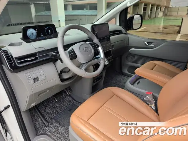 Hyundai Staria 2025 — ფოტო 17/19
