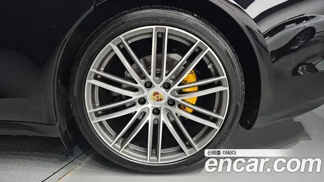 Porsche Panamera 2018 — ფოტო 23/33