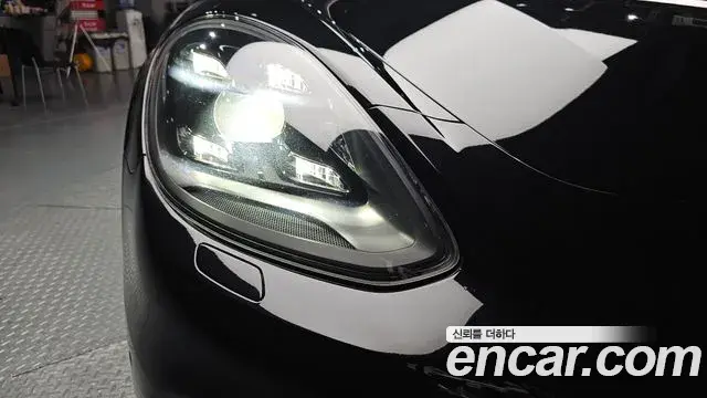 Porsche Panamera 2018 — ფოტო 22/33
