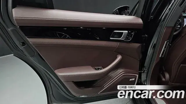 Porsche Panamera 2018 — ფოტო 11/33