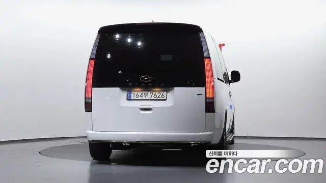 Hyundai Staria 2023 — Photo 8/36