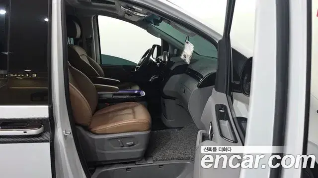 Hyundai Staria 2023 — Photo 23/36
