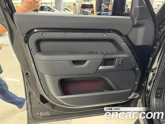 Land Rover Defender 2024 — Photo 8/19