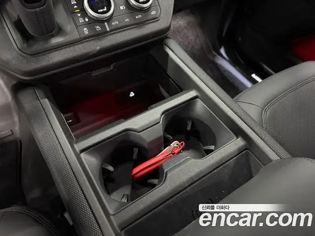Land Rover Defender 2024 — Photo 1/19
